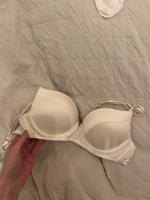 Intimissimi BH 80B äkta silke - Använd fåtalgånger då storleken var fel vid inköp. Tyget är silke. Storlek 80B med push up. Från intimissimi inköpt för 499kr