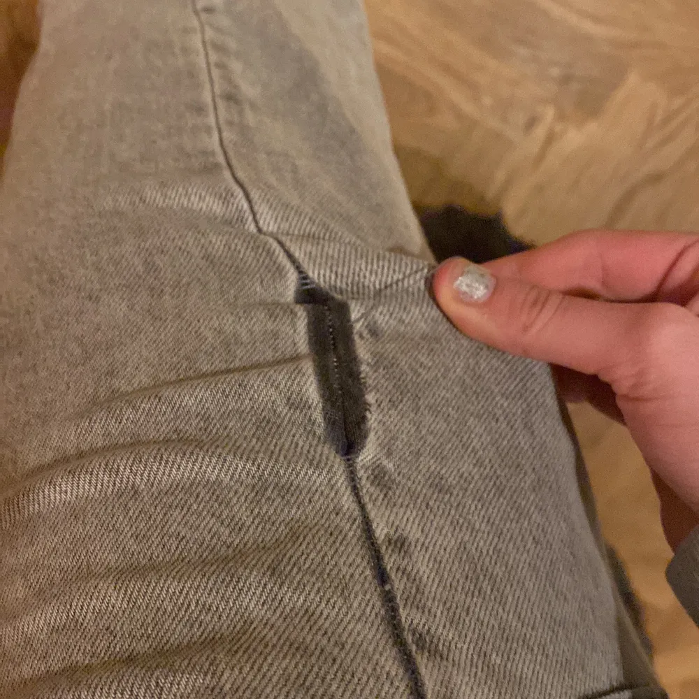 Ett par jätte finna Jeans som tyvärr inte kom till användning❤️dom har inte ett hål i jeansen men summan har gått av lite❤️. Jeans & Byxor.