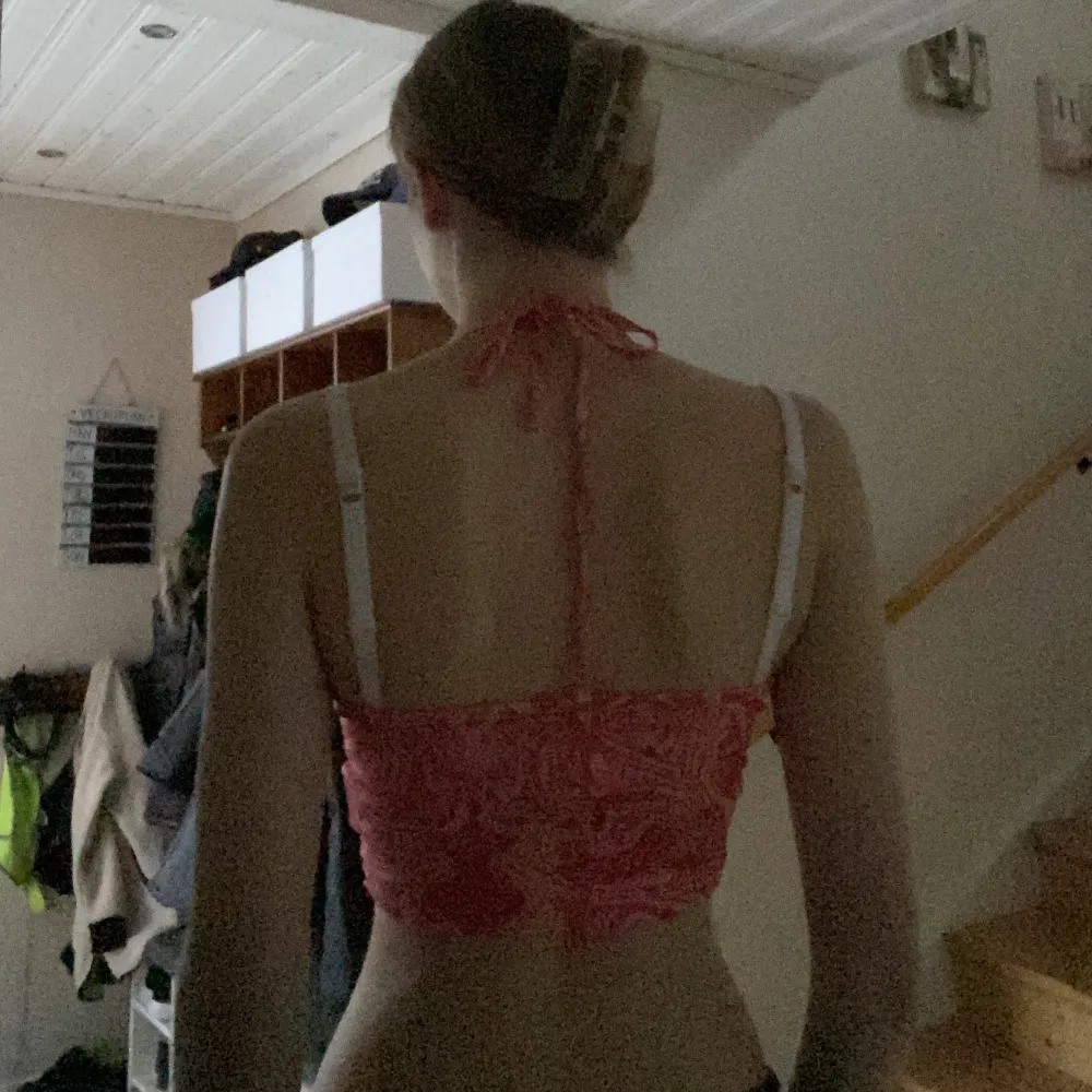 Rosa halterneck topp som man knyter själv vid nacken, kan då välja hur den ska sitta.❤️Den har ett tryck/mönster på bak & framsidan. På framsidan går tröjan ner som ett V vid magen och är öppen rygg där bak😍Tyvärr aldrig använd och är felfri. Strl. XS. Toppar.