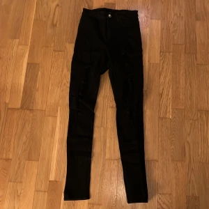Jeans från H&M - Säljer nu dessa jeans då dem inte kommer till användning längre!💕 Använda ett fåtal gånger!💕 Vill ni ha fler bilder eller mått så går de självklart att lösa!💕