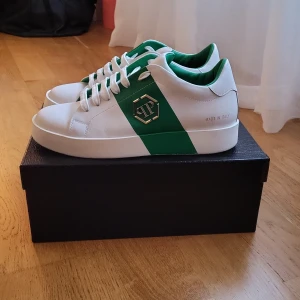 PHILIPP PLEIN LO HEX GREEN - Storlek 43  Knappt använda  Nypris på 6000  Kommer med låda och allt  Priset kan förhandlas oxh är öppen för att tradea