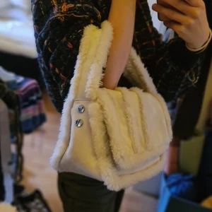 Supersöt väska från weekday - Fluffig och rymlig väska från weekday i mockaliknande material, använd endast 2 ggr säljer för att den inte kommer till använding