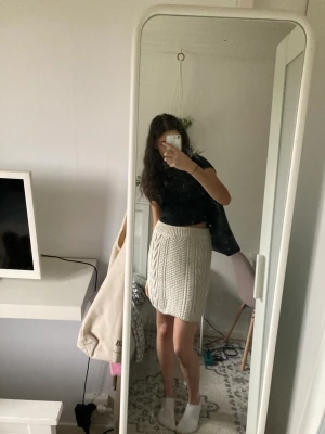 Stickad kjol - En supersöt beige stickad kjol från Lindex som även går att använda som en tubtopp (bild 2). Endast testad, nyskick! Säljer då den helt enkelt inte kommit till användning tyvärr. Fin till strumpbyxor. Pris går att diskutera 💕 är 168 cm lång för referens. 