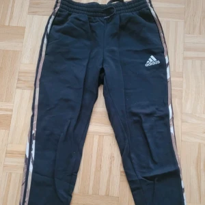 Adidas byxor  - Fint skick 