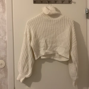 Stickad tröja  - Stickad magtröja som är långärmad och hög krage