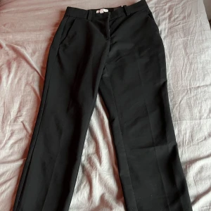 Kostymbyxor  - Ett par fina kostymbyxor, använd 3ggr. Sitter jättefint och bekvämat. 