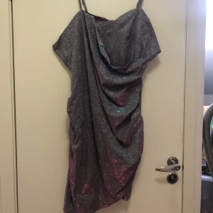Glittrig klänning - Riktigt snygg glittrig partyklänning. Beställde den på internet och vart helt fel i storlek och inte orkar returnera. Endast provad en gång, helt ny med lapp kvar. 