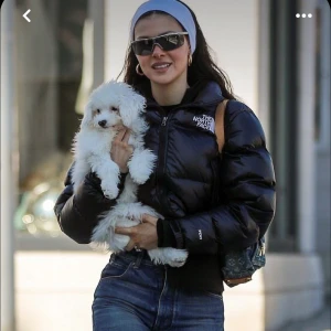 The North face jacka - Supersnygg lite croppad vinterjacka som jag skulle säga passar alla från xs-m. Köpt förra vintern och är endast använd ett fåtal gånger. Pris kan diskuteras💗