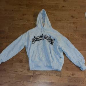 Säljer nu denna sweet sktbs hoodie då den inte passar längre. Den är i bra skick och är köpt på Junkyard för ungefär 10 månader sedan. Kan mötas upp i Stockholm annars står köparen för frakten. Tar byten