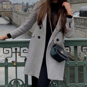 Kappa från Zara - Grå kappa från Zara, i storlek S. Sparsamt använd och i fint skick! 