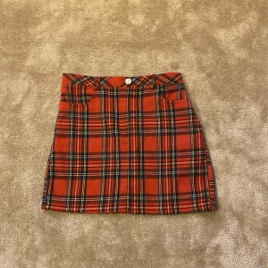 Julkjol - Röd julkjol med vit och svart mönster. Dragkedja på höger sidan, en fake knapp fram till.❤️🎄