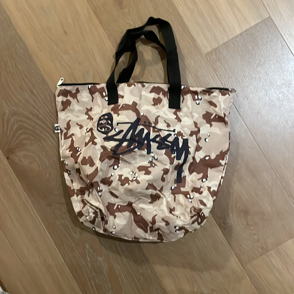 Bape x Stussy tote bag Size width 43cm x height 38cm Köpt på scandivintageshop.com . Accessoarer.