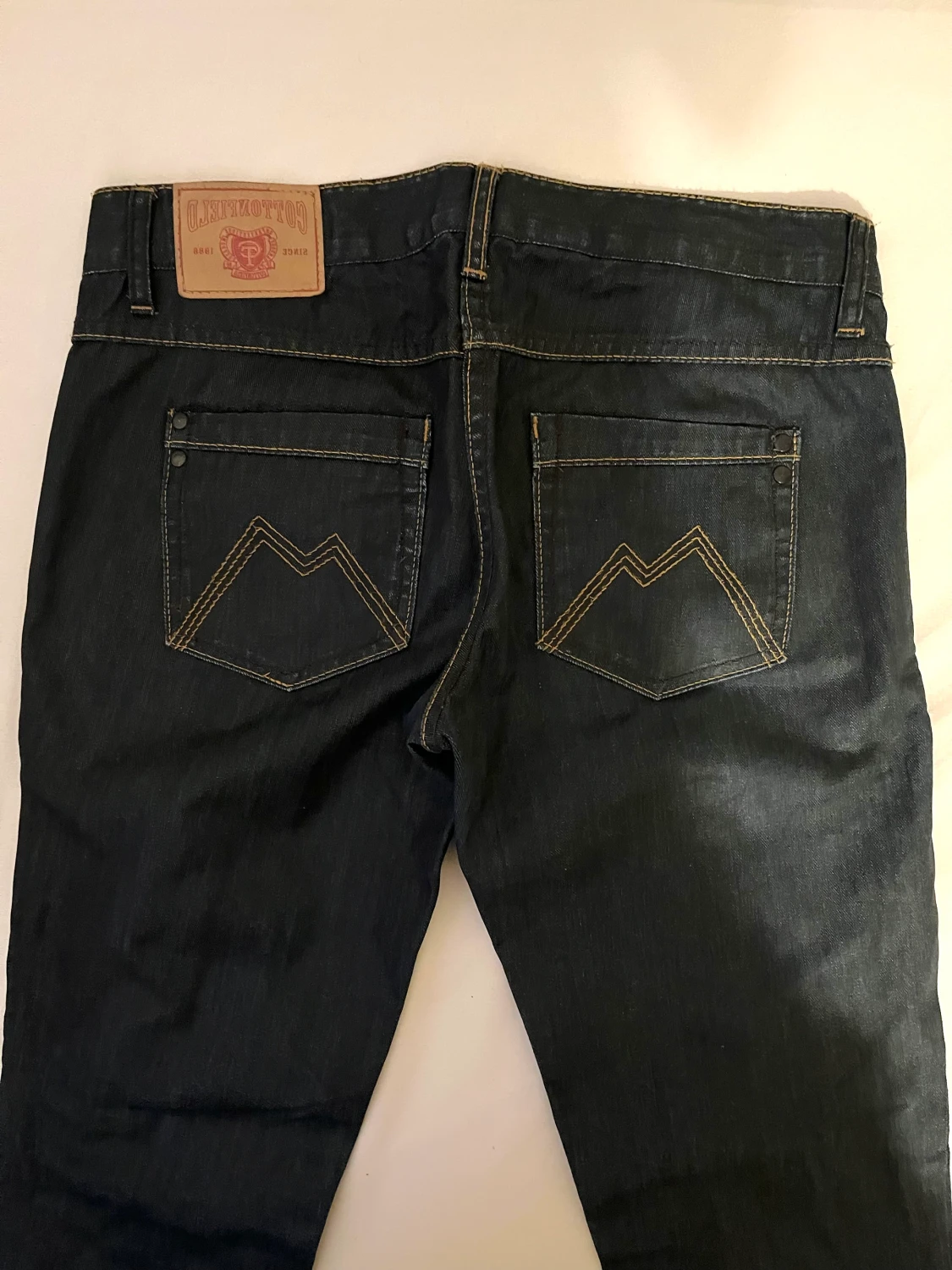 Cottenfield low waist mörkblåa jeans