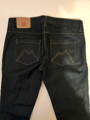 Cottenfield low waist mörkblåa jeans - Trendiga Cottenfield mörk blåa straightleg low rise jeans. Storlek 27/32. Brukar passa perfekt men börja bli för små för mig. 