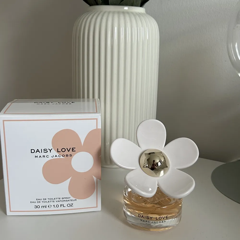 Parfym från Marc Jacobs ( Daisy Love) nästan helt oanvänd. Förpackningen finns till och med kvar. Säljer på grund av att jag har en liknande. . Övrigt.