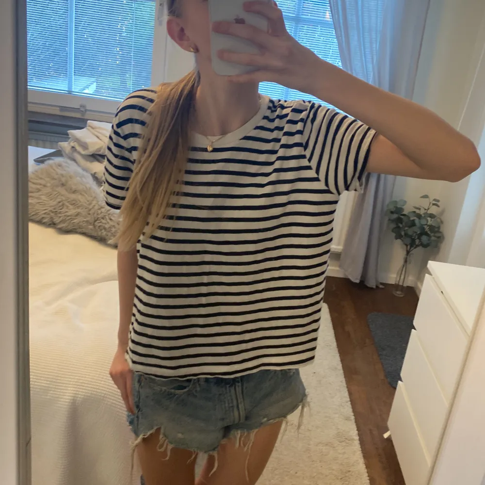 Från zara, i nyskick. Passar jättebra med ett par shorts på sommaren! I strl M, men sitter bra på mig som är 170 cm och har strl xs/s. Köpt för 199kr💕. T-shirts.