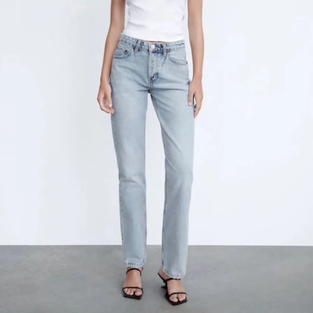Blåa mid rise jeans från zara som inte kommer till användning längre. Strl 36.  Skriv gärna om du har frågor eller för fler bilder🫶🏼. Jeans & Byxor.