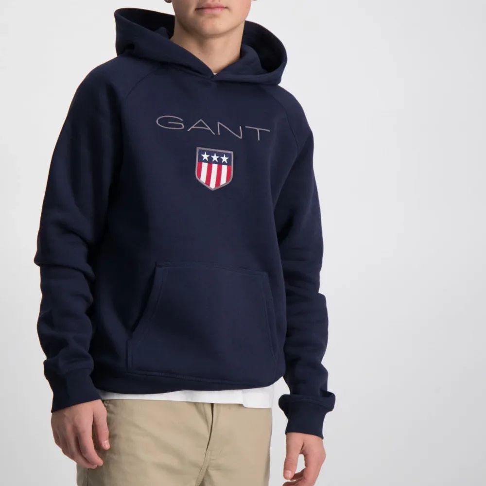 Säljer min Gant hoodie då den tyvärr är för liten för mig. Den är nästan aldrig använd och därav inga defekter.  Nypris 900, mitt pris 199.. Hoodies.