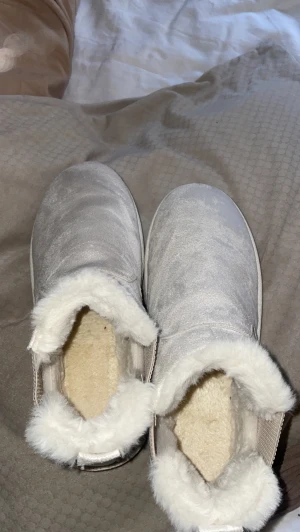 Skor - Säljer ett par fluffiga ”UGGS” väldigt mysiga och sköna. Endast använda en gång men kände att storleken inte passade men så bra och kunde ej lämna tillbaka dem. 
