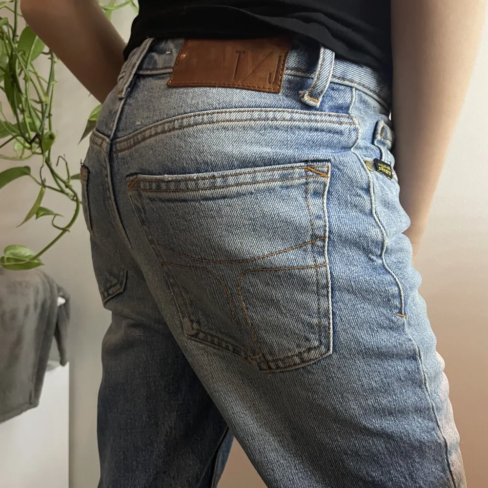 Superfina jeans från Tiger of sweden! Mid waist, straight leg. Passar perfekt på 158 💓💓 nypris 1400 kr💓. Jeans & Byxor.