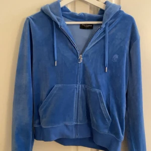 juicy couture kofta - säljer min blåa juicy couture kofta då den inte kommer till användning längre. köptes på raglady i göteborg för 2 år sen men nästan aldrig använd, har använt den typ 5-6 gånger. storlek L men passar mig som bär s/xs. nypris 1100kr 💕💕