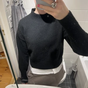 Stickad tröja - Från otherstories! Super mjuk