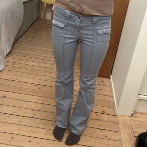 Lågmidjade byxor  - (Första och tredje bilden är lånade) säljer dessa lågmidjade byxor. Bra skick förutom att de är lite slitning vid sömnen längst ner pga arts em är för långa gör mig. Väldigt strechiga och passar mig som brukar ha 34/36.