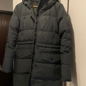 Varm Everest vinterjacka  - Jättefin mörkgrön jacka från Everest!  Varm o snygg  Nyskick! Endast använd 1-2 ggr Ångrat köp. Storlek 38  Nypris 1499kr   nu: 850kr