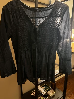 Blus  - Säljer en oddmolly liknande tröja som är super snygg. Har andvänts två gånger ❤️