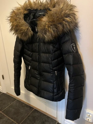 Rock & blue vinterjacka  - Rock&blue vinterjacka str 34 En fin & varm vinterjacka som är använd en säsong. Finns ett litet litet hål (se bild). Fake päls! Köpt för 3499kr. 
