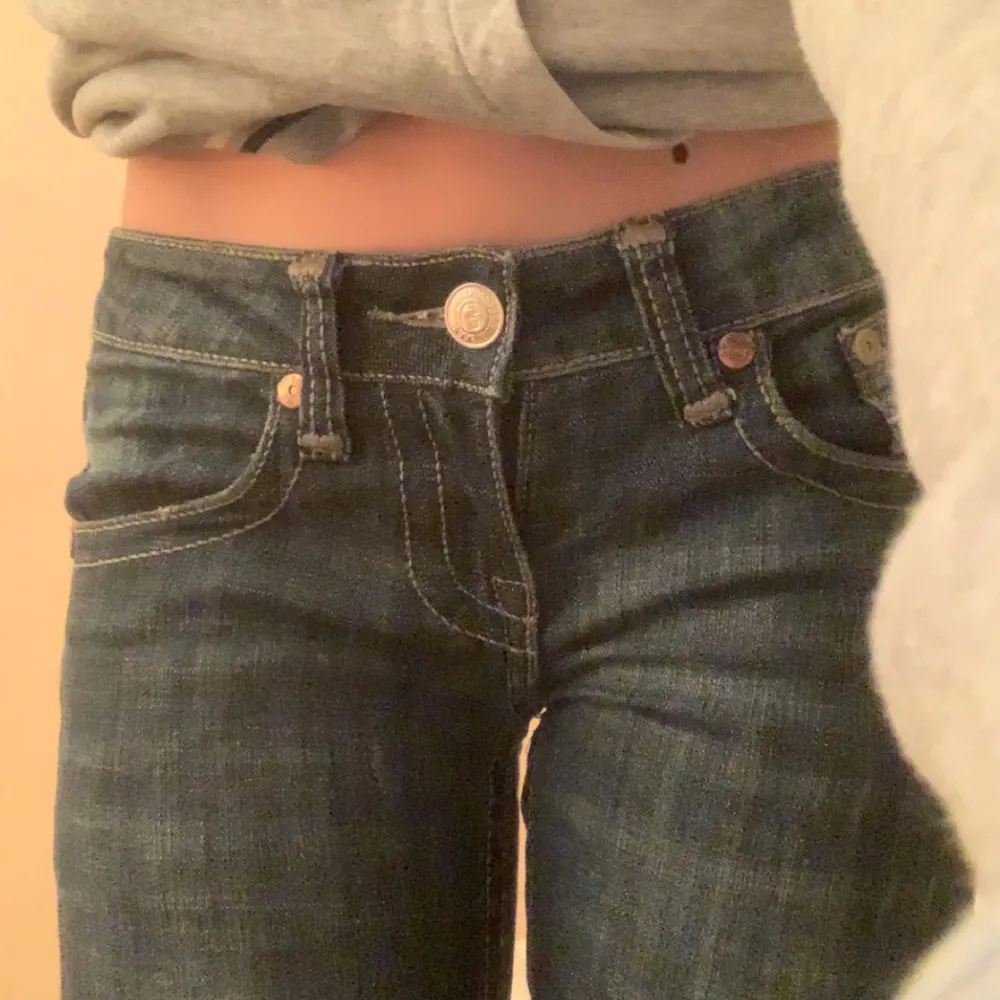 Jätte fina true religion jeans! Dom är tajta med har öppen slits Man kan ha dom som dom är eller sy in flare💗. Jeans & Byxor.