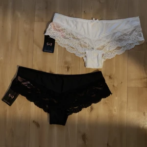 Hunkemöller - Två stycken trosor från Hunkemöller med prislappar kvar. Nypris 89 kr st (178 kr). Säljer båda för 69 kr. 