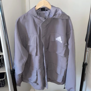 Adidas Windbreaker - Adidas Vintage regnjacka/träningsjacka, flertal fickor, XL (oversized fit)