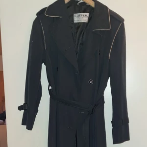 Trenchcoat - Aldrig använd. Har ärvt denna från släkting. 