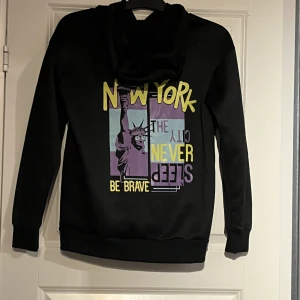 Hoodie  - Har två stycken lika Dana bara i olika storlekar. En kostar 50kr.  Dom är i storleken s och m