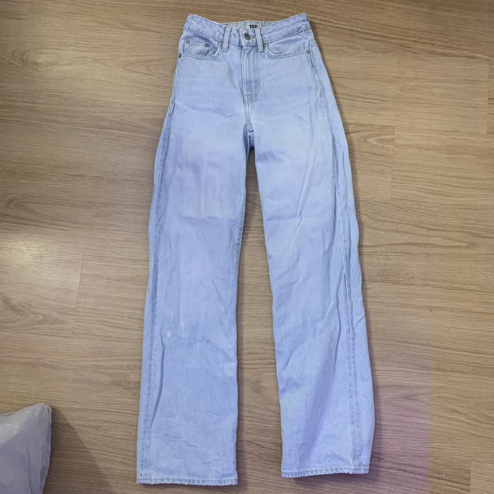 Säljer dessa högmidjade jeans för att de inte kommer till användning. Det är en liten fläck på benet som visas på bilden.💕💕. Jeans & Byxor.