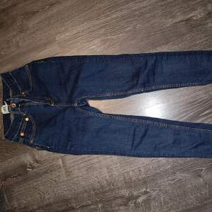 Mörkblåa jeans i storlek XS från Lager 157!  • High waist • Stretchiga  • Bra skick  