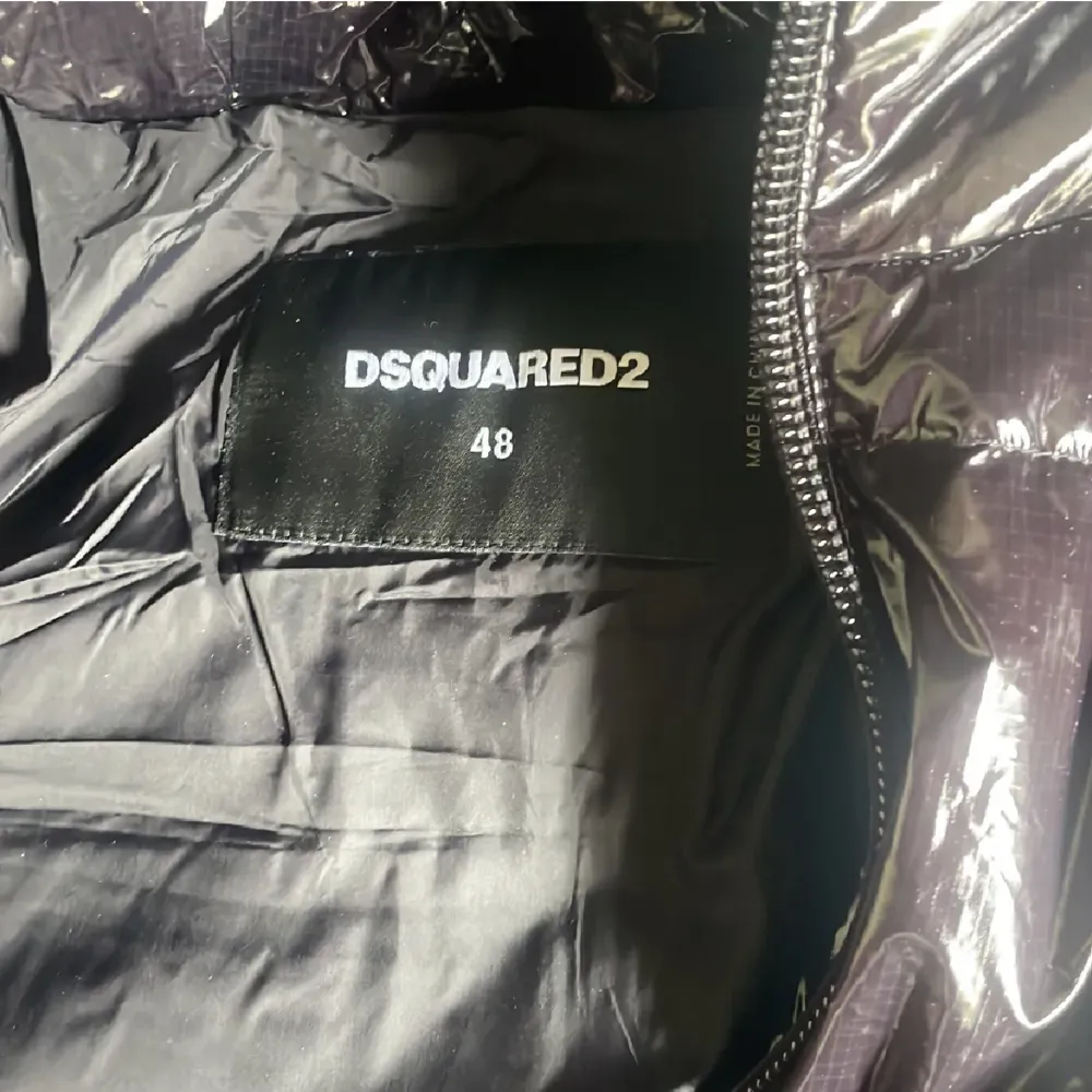 En jacka från DSQUARED2 storlek 48, är 184 cm passar perfekt. Ny pris 9000kr. 8/10 skick, hör av dig av flera fonderingar . Jackor.
