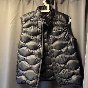 Peak Performance helium väst women - Storlek large womens, knappt använd köpt för ett år sedan för 1800kr