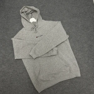 champion hoodie - grå hoodie från champion, storlek S men sitter mer som M, bra skick
