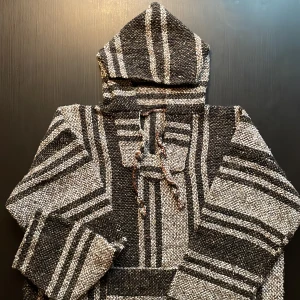 Baja Hoodie  - Ett fynd från secondhand i fint skick ✨ Brun / Berge i färgen och har lite lite glitter med i ulet 🤩