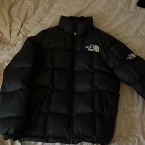 NorthFace Jacka  - Säljer min NorthFace jacka. Nypris 3599kr Mitt pris 2000kr. 7/10 skick inga ytliga defekter men lite kladd på innre lappen