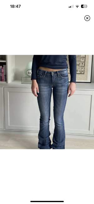 Jätte fina jeans som jag köpt för små. Har så skönt mattetal och är perfekt nu till vintern❄️ hör av er vid minsta fråga 💕 Använt ej köp nu