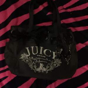 Säljer min äkta juicy couture väska för jag inte får mycket användning av den, den är ganska sliten men fortfarande fin💕💕pris kan diskuteras😊