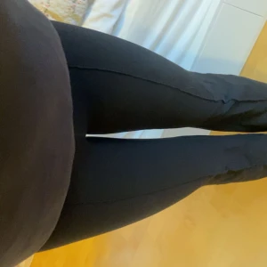madlady ribbade flare tights - säljer dessa aaas snygga madlady flare tights med detaljer! köptes för ca 10 månader sen och används 1 gång så i nyskick! säljer för att de inte kommer till användning. jag är 171cm och de är nästan perfekta i benen. tjockt material så perfekt till vinter