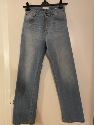 Jeans - Ljusa jeans med hög midja från By Malina. Använd ett fåtal gånger så fint skick.