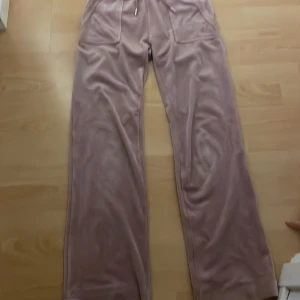 Rosa juicy byxor - Stl xxs men korta så passar nån som e 1,50-1,57 typ. Jättefina o sköna. Använt några gånger men har inte kunnat ha dom på ett tag, har vuxit ur dom. 