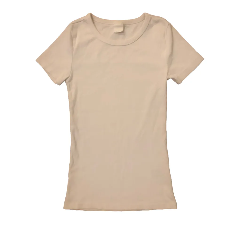 Lång vit ribbat linne från HM basic💋 perfekt basplagg och passar med allt💯 sitter skitbra❤️. T-shirts.