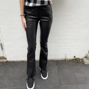 Skinnbyxor - Säljer mina jätte fina bootcut skinnbyxor från design by si🤍 det är sällan använda, så är i mycket bra skick🫶🏻 ordinarie pris är 500kr🥰