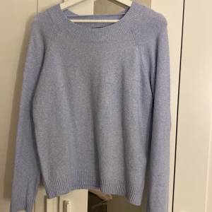 Blå stickad tröja  - Säljer denna stickade då den inte kommer till användning 💗passar S!